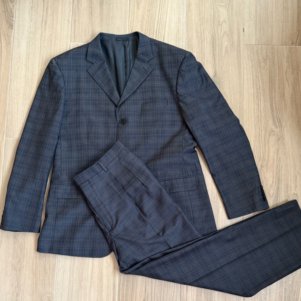 Giorgio Armani men’s wool-blend suit (made in Italy)